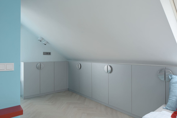 Тумба под скатами крыши