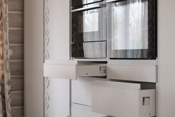 Корпус и фасады выполнены из ЛДСП Lamarty. Объёмный орнамент выполнен  из МДФ.