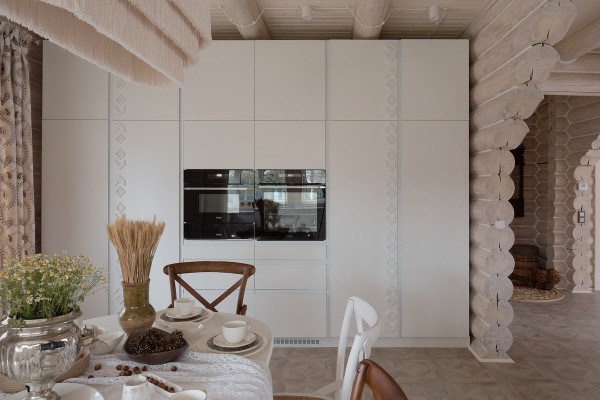 Корпус и фасады выполнены из ЛДСП Lamarty. Объёмный орнамент выполнен  из МДФ.