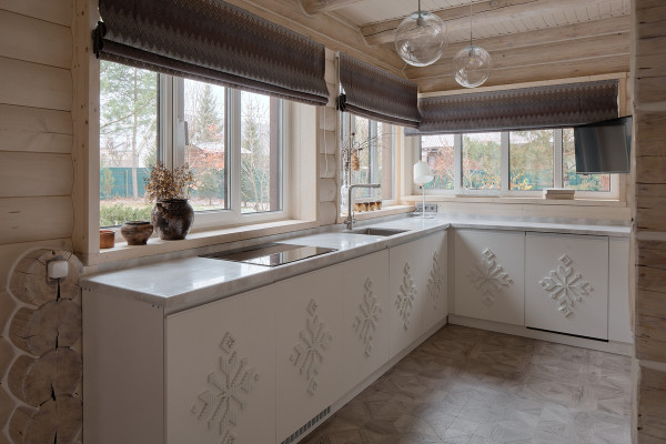 Корпус и фасады выполнены из ЛДСП Lamarty. Объёмный орнамент выполнен  из МДФ.