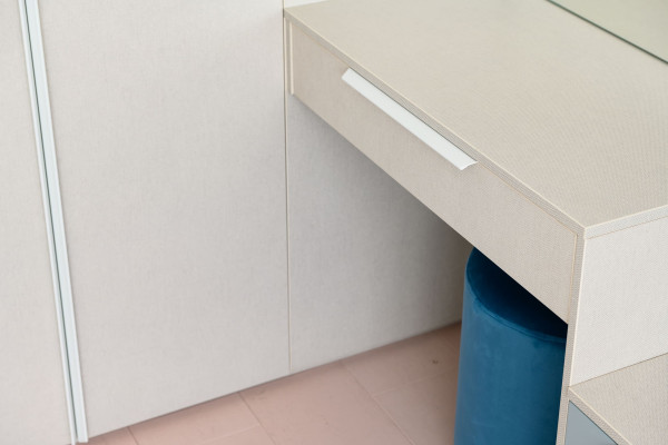 Столик для макияжа