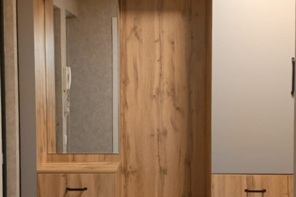 Шкаф в прихожую изготовлен мебельной фабрикой «Стайлинг» по размерам заказчика.
Каркас – ЛДСП Lamarty Дуб Вотан 16 мм, фасады – ЛДСП Lamarty Клауд 16 мм, кромка 2мм.