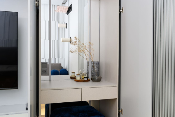 Столик для макияжа