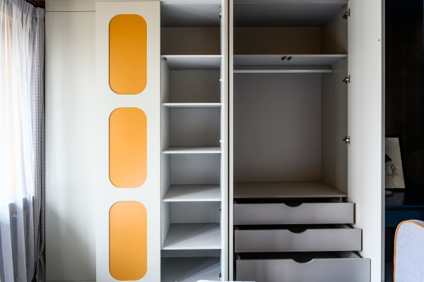 Корпус шкафа и полки из ЛДСП Lamarty, фасады – из МДФ в эмали