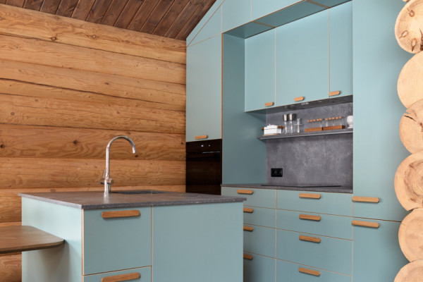 Мебель в декоре Муссон летом органично сольется с видом из окна, а зимой будет греть хозяев интерьера, ассоциируясь с теплым временем года. С помощью контрастного древесного декора Гамбия мебельной кромки Lamarty создается визуальная перекличка с деревянн