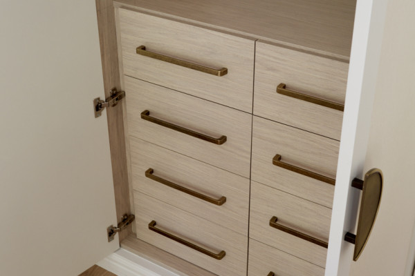 Светлый теплый древесный рисунок выгодно смотрится в основании каркаса системы хранения, имитируя натуральную древесину