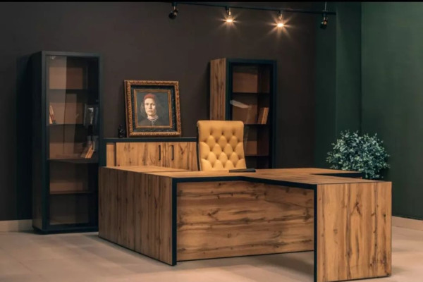 Натуральный крупный рисунок древесины дуба с трещинами. Тонированные стекла и темная кромка весьма гармонично сочетаются между собой.

Детально проработанный дизайн, массивная столешница и надежные материалы – гарантия качества от фабрики «Фаренгейт».