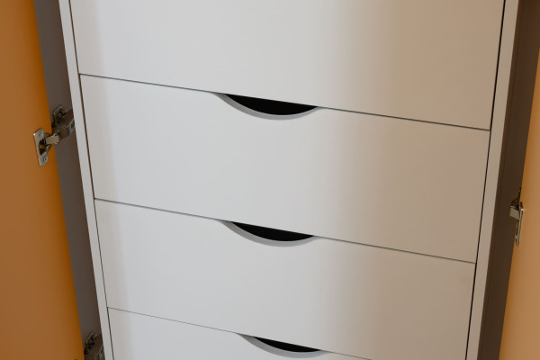 Выдвижные ящики в шкафу