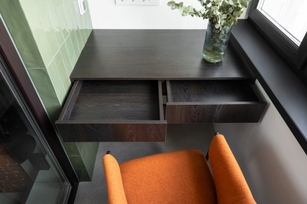 Рабочий стол на балконе