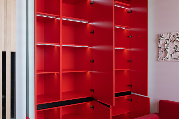 кухня-столовая (зеркальный шкаф)