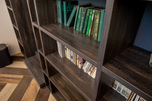 Интра, книжная полка