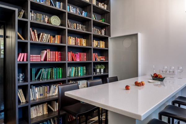 Интра, книжная полка (2)