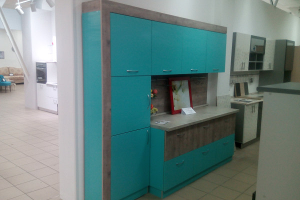 Кухонный гарнитур выполнен из ЛДСП аква