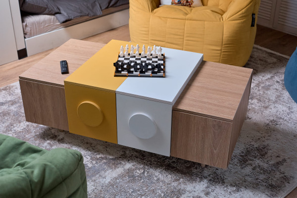 Стол выполнен по эскизам дизайнеров Анастасии Розберг и Натальи Кудряшовой. Выпонен из ЛДСП и фанеры под покраску